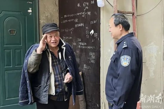 被困在火场的老人获救后，向这位湘潭民警敬了一<em>个</em>军礼……