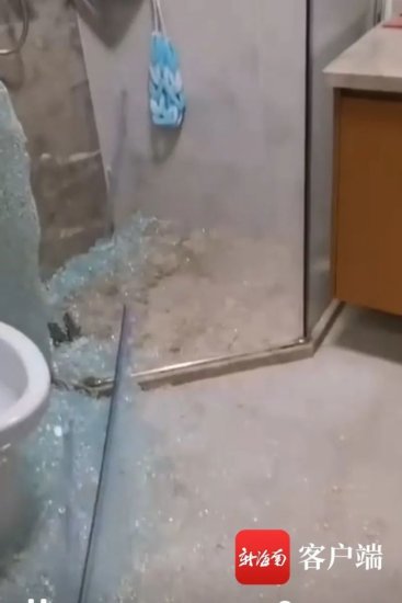 海口一小区<em>业主</em>的浴室玻璃门突然爆裂…咋回事？