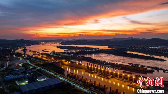 广西长洲船闸年内过货量突破亿吨 同比增长2.5%