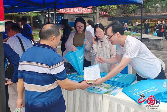 自贡市大安区开展第36个爱国卫生月宣传活动