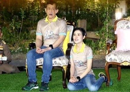 <em>泰国国王</em>带王妃打扫曾关押她的监狱 两人穿“情侣装”