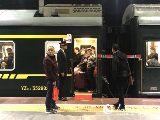 深圳开出首趟春运临客列车 1900余名务工人员乘车返乡