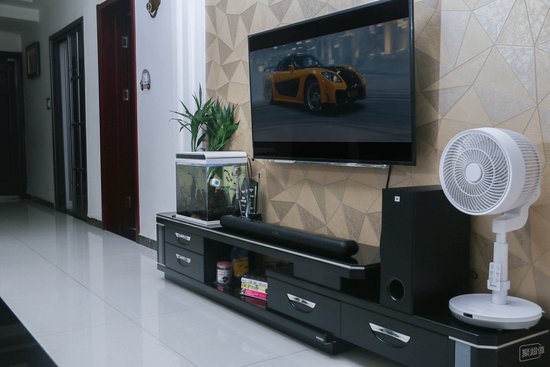 JBL KTV350回音壁体验：免布线，<em>客厅</em>电视秒变KTV+家庭影院