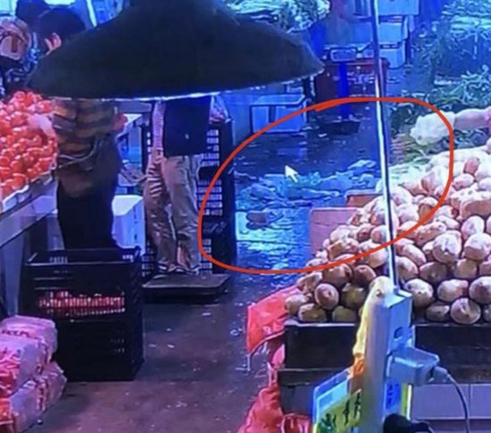 菜市场踩到<em>塑料袋</em>摔伤，他把菜市场和商贩一起告了