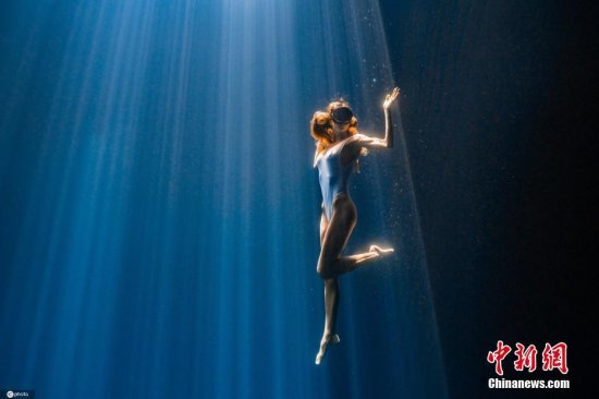 波兰摄影师拍下<em>幻想世界</em> 模特在天然井光束中潜水