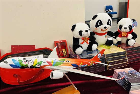 大熊猫“晓晓”“蕾蕾”生日会在东京成功举办