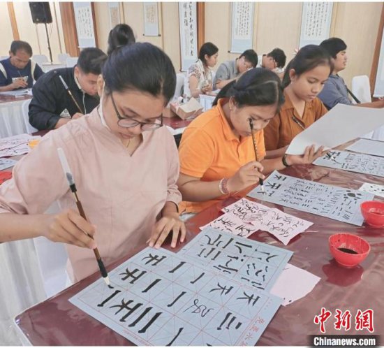 印尼百余名汉语学习者体验中国剪纸、书法