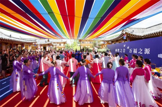 延吉市6对新人举办集体<em>婚礼 展示</em>朝鲜族传统婚俗礼仪