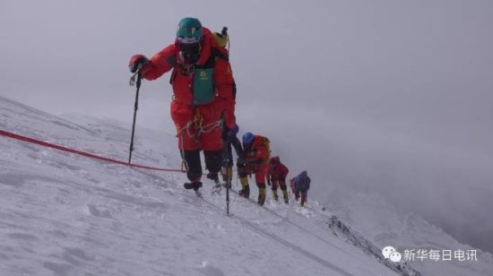 泪目!69岁无腿老人登顶珠峰，8844.43米，他用了43年!