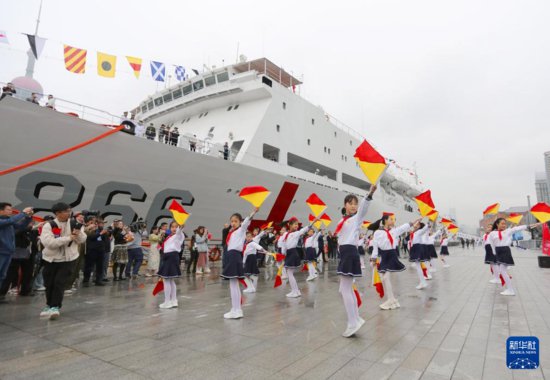 海军成立纪念日舰艇开放活动在上海举行