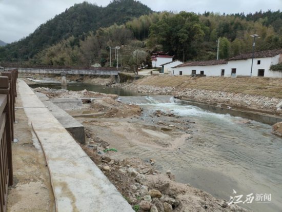 江西宜黄县：村民忧桥求帮助 片区干部解难题