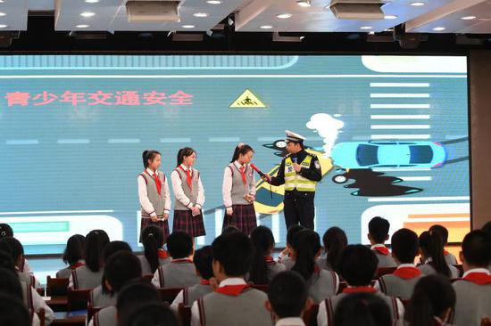 <em>重庆渝中区</em>公安分局多个警种走进学校带来“平安课堂”