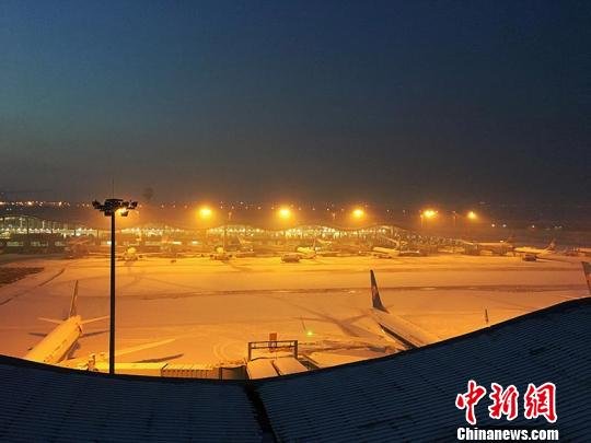 乌鲁木齐国际机场遭冻雾致航班延误 滞留5000余人