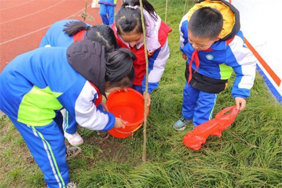 春锋十里 正植有你——彭州市磁峰中远学校雷锋月植树活动