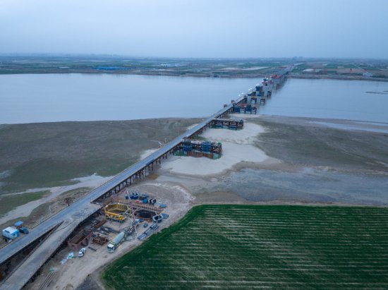 黄河上<em>设计</em>时速最高、同类型单跨最大桥梁完成承台浇筑