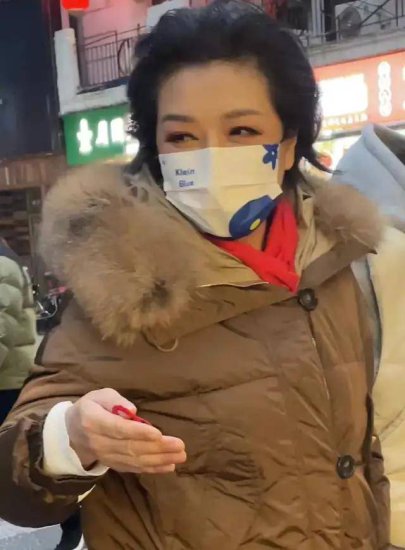 55岁<em>江珊</em>现身上海街头，体态臃肿，脸上皱纹明显，打扮似大妈