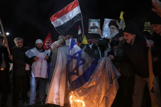 外媒：<em>伊朗首都</em>数百人集会，抗议者在英国大使馆外焚烧美英以...