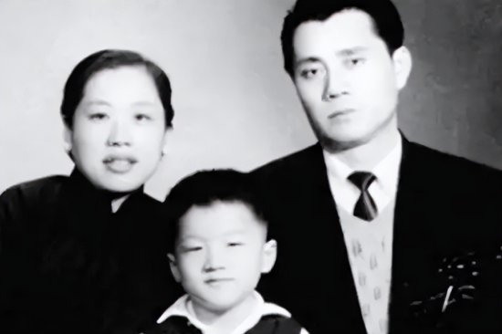 2009年，成龙参加《鲁豫有约》曝父亲真实身份，原来曾是军统...
