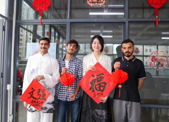 海南医学院国际教育学院举办欢乐感知中国年系列活动