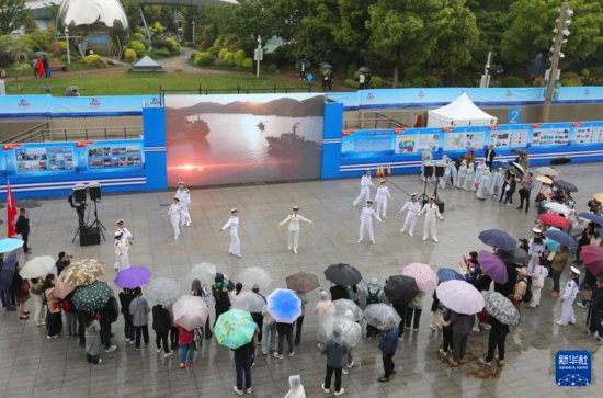 <em>海军</em>成立纪念日舰艇开放活动在上海举行