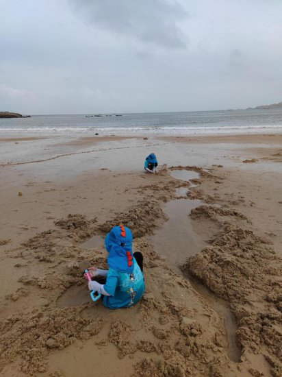 15级台风天10级风力下，5岁双胞胎挖了5天沙子，打卡5个沙滩