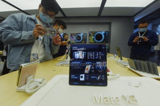 <em>浙江</em>杭州：华为最新款折叠屏<em>手机</em>Mate X3正式发布