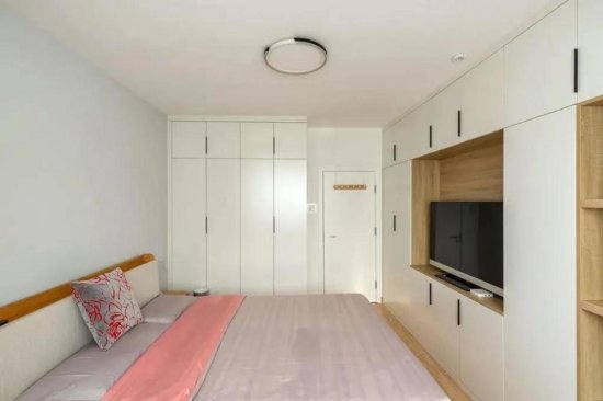 80平<em>现代风</em>三居室开放式<em>厨房</em>外是一个黑板设计，玄关看着很简陋