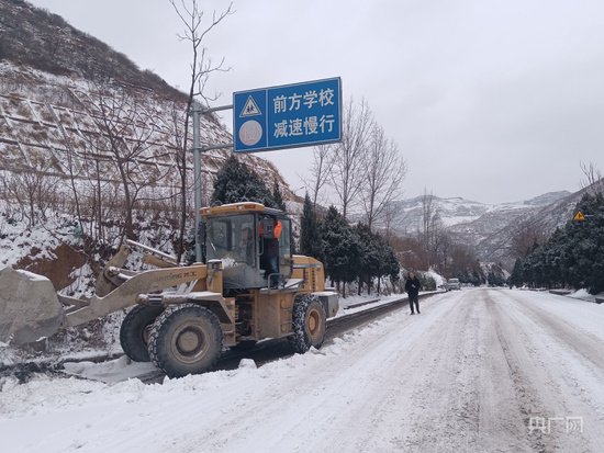<em>河南</em>：<em>高速</em>公路、国省干道除雪保通 应对新年首轮低温雨雪天气