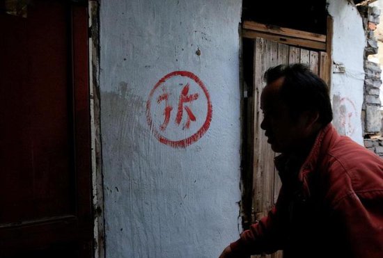 20年上海警方查拆迁房，发现一男子流浪12年，得知：曾是高考...
