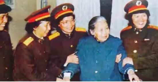 39年前，一湖北老妇到<em>北京</em>看病，多位开国将军前去探望，她<em>是谁</em>