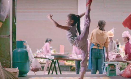 <em>猪肉店</em>跳芭蕾舞，上亿网友为这个9岁女孩疯狂刷屏