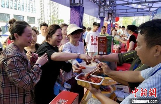 江西南昌建成首条小龙虾预制菜生产线 撬动“舌尖经济”助农增收