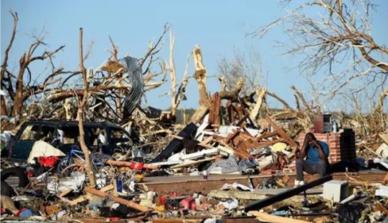 美国龙卷风<em>伤亡情况</em>：32人死亡，大量房屋和道路毁坏