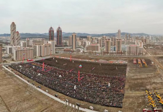 朝鲜首都平壤市举行一万套<em>住宅建设</em>工程奠基典礼