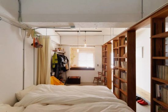 装修 灵感｜63㎡日式温馨小屋，<em>卧室墙</em>竟然用书架代替！