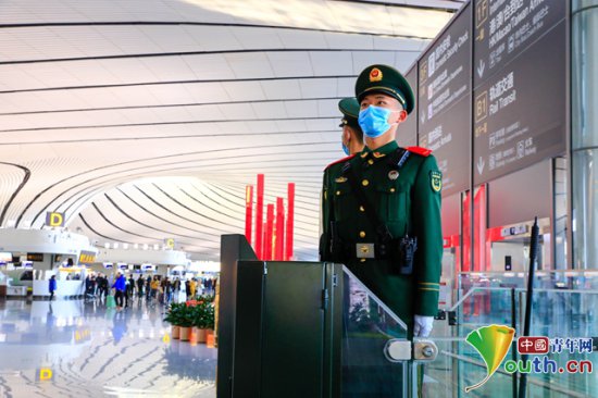 北京武警加强大兴机场执勤力量 守护旅客归乡路