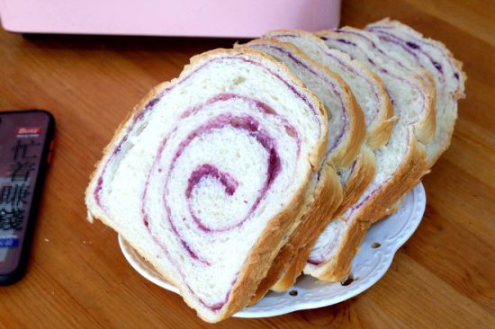 面包机做紫<em>薯</em>面包，配方低糖无油，面包松软美味，孩子们都喜欢