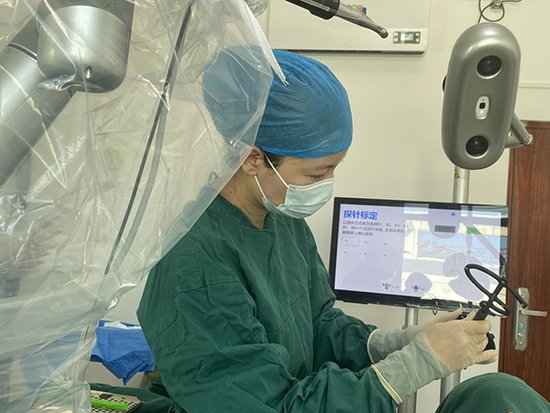 青岛大学附属医院海南分院成功开展全省首例机器人<em>种植牙手术</em>