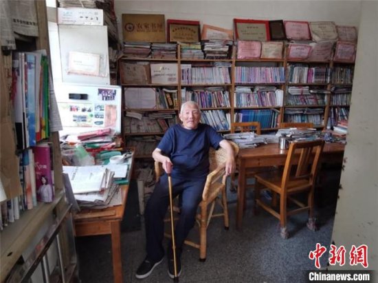 98岁<em>老人</em>和他的“<em>民间</em>图书室”：让村里的孩子都有书看