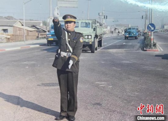 （新春走基层）新<em>中国首条</em>建成通车的高速公路上的“龙年警官”