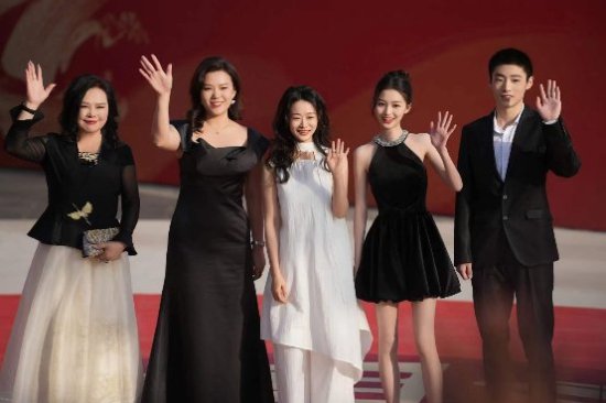 赵语彤携《洄声》亮相北京国际电影节红毯 尽显青春风采