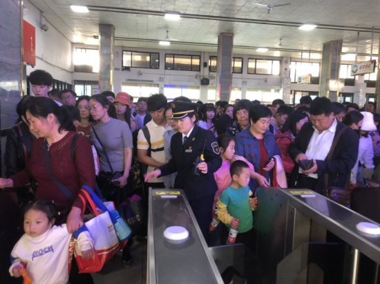 中国铁路郑州局五一小长假首日发送旅客73.8 万人 创单日新高