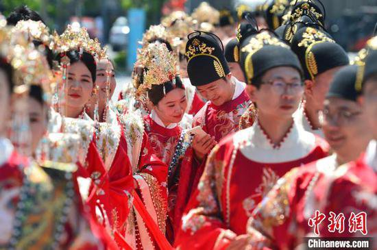 山东青岛：中式集体婚礼助力文化“两创”