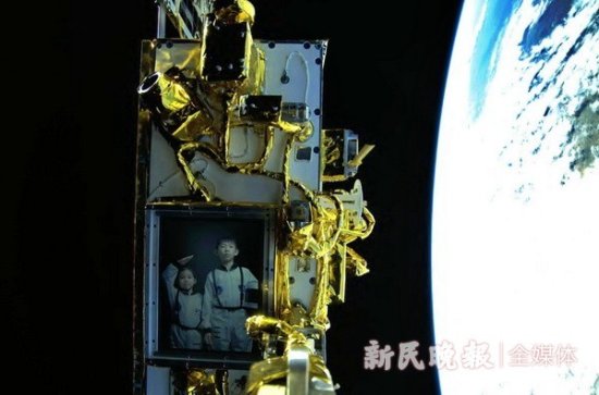 上海小学生通过卫星传送<em>新年祝福</em>