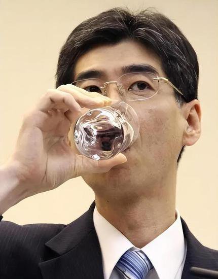 2011年，那个当众喝下核污水的日本官员，<em>现在</em>还活着吗？