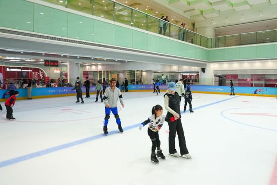 北京：青少年室内冰场练习滑冰 体验体育冰雪运动