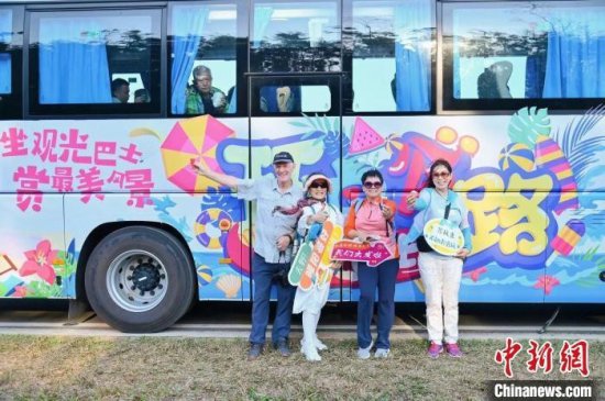 海南环岛旅游公路玩法"上新":观光巴士成"移动观景台"