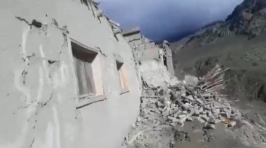 30秒看阿富汗地震后现场：<em>房子倒塌</em>成废墟 大批民众逃出等待救援