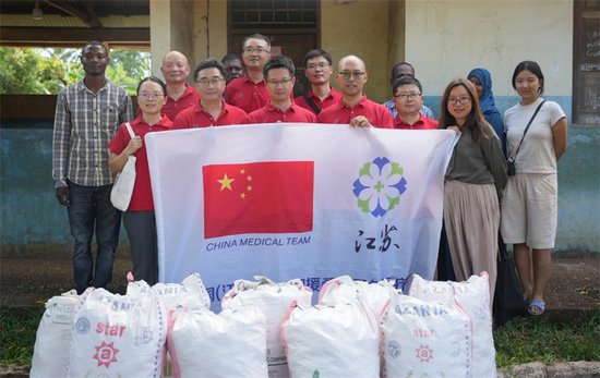 中国援桑给巴尔医疗队向当地7所中学<em>孤儿</em>捐赠斋月食品
