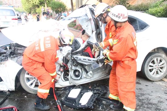 贵州<em>凯里开发区</em>：两车碰撞驾驶员被困 消防破拆处置